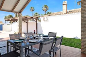 Una mesa de comedor y sillas en un patio. en Casa Orquidea, en El Palmar