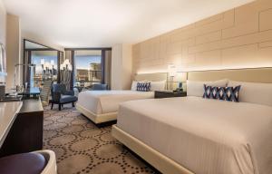 Postel nebo postele na pokoji v ubytování Harrah's Las Vegas Hotel & Casino