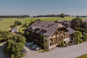 widok z góry na rezydencję z samochodem zaparkowanym przed budynkiem w obiekcie Landhotel Gschirnwirt w mieście Eugendorf