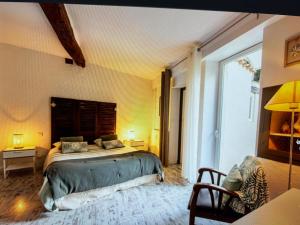 Postel nebo postele na pokoji v ubytování La Cour Des Saligues + 37 fotografií