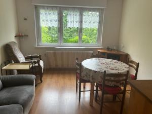 Posezení v ubytování Superbe maison 3 chambres 1 étage et sous-sol, avec jardin et terrasse