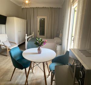 a room with a white table and blue chairs at MeadowView Spacious renovated ground floor studio in Análipsis