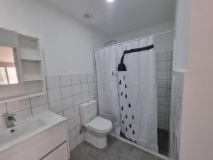 Et badeværelse på Guest House Azeitão, Wine, Lodge + 17 billeder