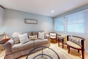 Posezení v ubytování Immaculate Beach Condo + 15 fotografií