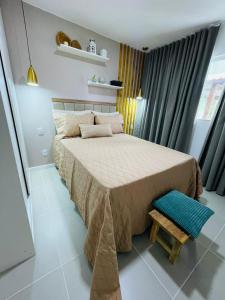 ein Schlafzimmer mit einem großen Bett in einem Zimmer in der Unterkunft Jacuipe Country in Campos