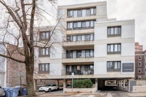 an apartment building in a city with a tree at Central Sq 2BR nr Central Sq T stop BOS-570 in Cambridge