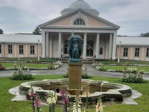 una estatua de un león frente a un edificio en Kuninga Holiday Apartment, en Pärnu