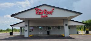 拜伦Red Roof Inn Byron的一间红色屋顶餐厅,上面有标志