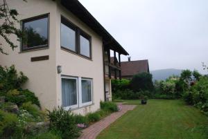 una casa con un patio delante de ella en Haus Reiser, en Alpirsbach