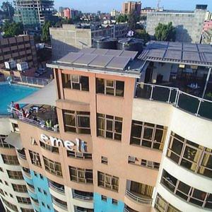 ナイロビにあるHoney Pie Executive Suite Apartmentの上に看板がある建物