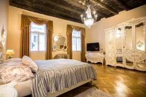 プラハにあるアパートメント ウ クラーレ ブラバンツケーホのベッドルーム1室(ベッド1台、シャンデリア付)