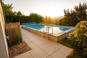 Bazén v ubytování Brand New Apartment with Pool and Amazing View nebo v jeho okolí