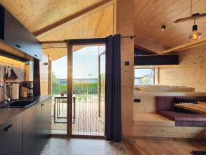 Η κουζίνα ή μικρή κουζίνα στο Werder Chalet -- COZYKOJE -- Ostsee Strand 150m I Sauna I eKamin I Tiny House mit Meerblick I 2 Pers und Kind I by "Meyers am Meer"