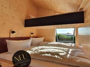 Ένα ή περισσότερα κρεβάτια σε δωμάτιο στο Werder Chalet -- COZYKOJE -- Ostsee Strand 150m I Sauna I eKamin I Tiny House mit Meerblick I 2 Pers und Kind I by "Meyers am Meer"