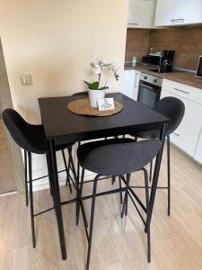A kitchen or kitchenette at Emerald Buddha Apartment
