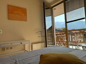 A bed or beds in a room at Emerald Buddha Apartment