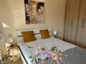 A bed or beds in a room at Emerald Buddha Apartment