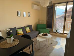 A seating area at Emerald Buddha Apartment