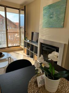 A seating area at Emerald Buddha Apartment