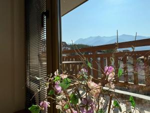 A general mountain view or a mountain view taken from Az apartmant