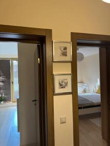 A bed or beds in a room at Emerald Buddha Apartment
