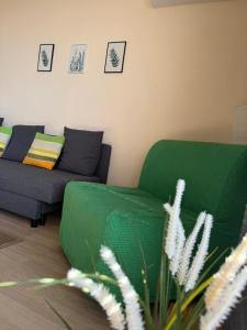 A seating area at Emerald Buddha Apartment