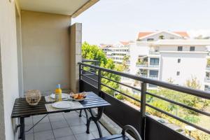 Un balcón con una mesa con comida. en T2 Plage Prado-David, Parc Borély, Parking Privée, en Marsella 13 fotos más