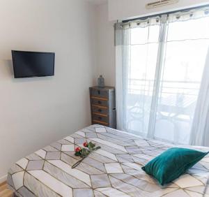 Un dormitorio con una cama grande con flores. en T2 Plage Prado-David, Parc Borély, Parking Privée, en Marsella
