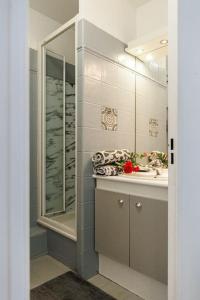 Un baño con ducha, lavabo y espejo. en T2 Plage Prado-David, Parc Borély, Parking Privée, en Marsella