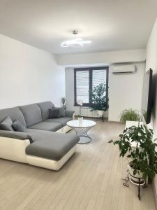 un salon avec un canapé et une table dans l'établissement Skyline Oasis, à Skopje