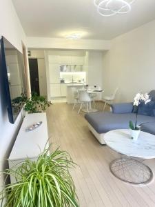 un salon avec un canapé et une table dans l'établissement Skyline Oasis, à Skopje