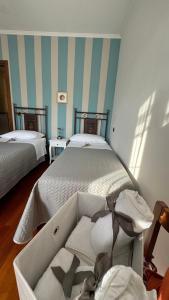 a room with two beds and a box of towels at Sosta in Sila in Spezzano Piccolo