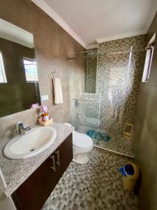 a bathroom with a sink and a toilet and a shower at Departamento de Lujo, Cuenca, Adrianashome in Cuenca +29 photos