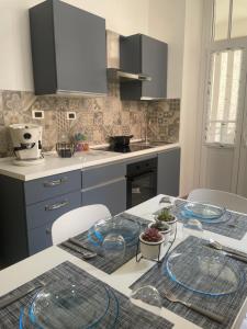 Kuchyň nebo kuchyňský kout v ubytování La casa nel viale