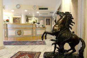 een standbeeld van een paard in een lobby bij Majestic Toscanelli (centro storico) in Padua