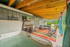 Swimmingpoolen hos eller tæt på Bear Creek Cottage