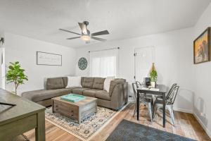 Et opholdsområde på Bear Creek Cottage