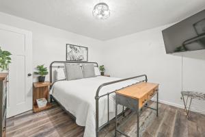 En eller flere senge i et værelse på Bear Creek Cottage + 29 billeder