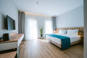 Ліжко або ліжка в номері TRIBUTE Hotel