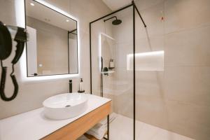 Ванна кімната в TRIBUTE Hotel