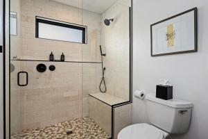 Bilik mandi di New Luxury Cabin! Fireplace and Jacuzzi! +38 gambar