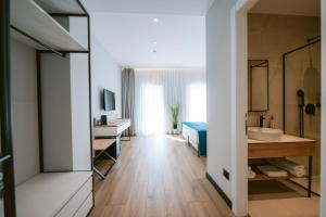 Ліжко або ліжка в номері TRIBUTE Hotel