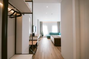 Ліжко або ліжка в номері TRIBUTE Hotel