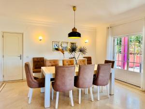une salle à manger avec une table et des chaises dans l'établissement GLICINIAS Cascais Villa, à Birre