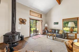 Posezení v ubytování New! Aspen 4 Seasons - Seasonal pool - Close to beaches, parks, golf, and downtown