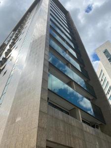 a tall building with the sky in the windows at Sofisticação na Savassi in Belo Horizonte