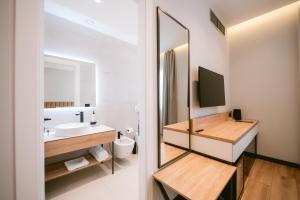 Ліжко або ліжка в номері TRIBUTE Hotel