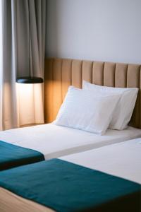 Ліжко або ліжка в номері TRIBUTE Hotel
