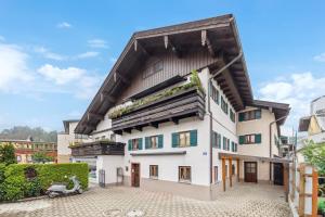 a large white building with a black roof at Casa Primavera - große Stadtvilla im Zentrum Miesbachs in Miesbach