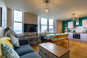 Ruang duduk di SEAVIEW North Bay Apartment Scarborough Homesweetholidayhomes